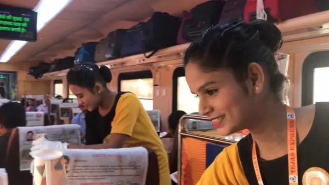 तेजस एक्स्प्रेसच्या ‘होस्टेस’