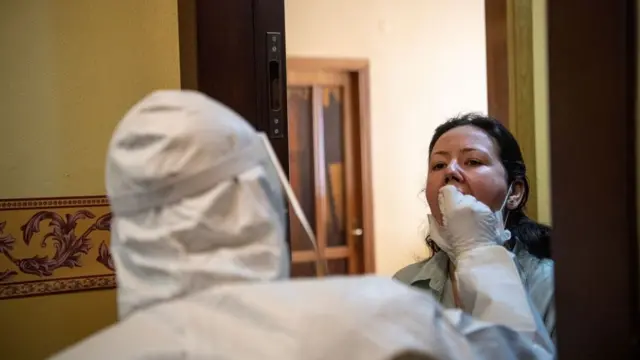 Filyasyon ekipleri, Covid temaslılarından örnek alıyor.