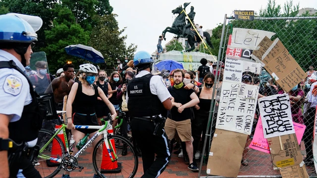 گروهی از معترضان هستند که مجسمه اندرو جکسون باید از جلوی کاخ سفید برداشته شود