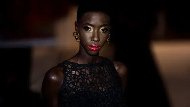 Une mannequin au teint foncé