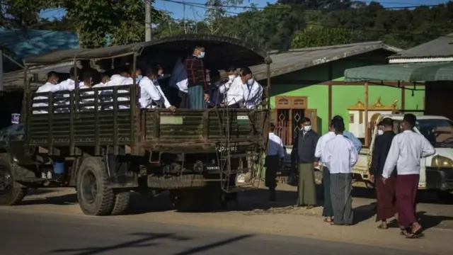ဒီရွေးကောက်ပွဲမှာ တပ်မဲရုံတွေတပ်ပြင် ပထမဆုံးထုတ်ခဲ့ပြီး တပ်မတော်သားတွေလွတ်လပ်စွာမဲပေးခွင့်ရခဲ့တယ်လို့ တပ်ဘက်က ပြောကြားထားပါတယ်။