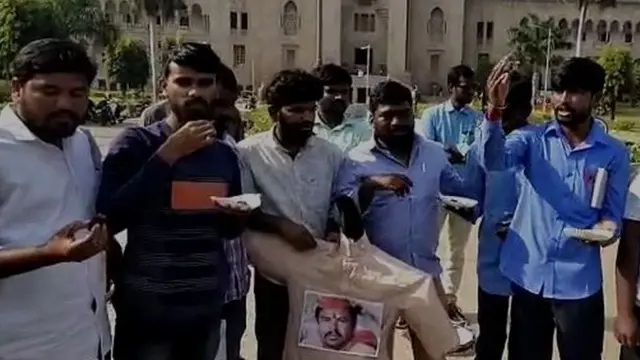 చేతిలో గోమాంసంతో నిరసన చేపడుతున్న ఓయూ విద్యార్థులు