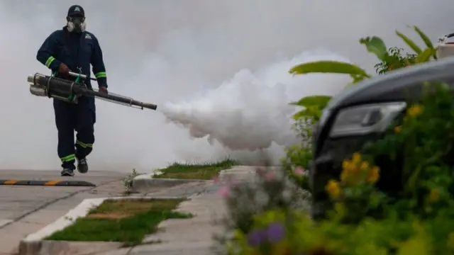 Hombre fumiga en Panamá.