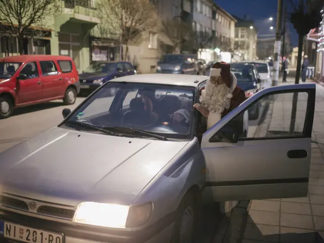 Deda Mraz ulazi u automobil