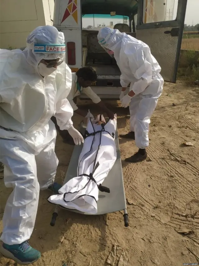 वर्षा वर्मा अपनी टीम के साथ