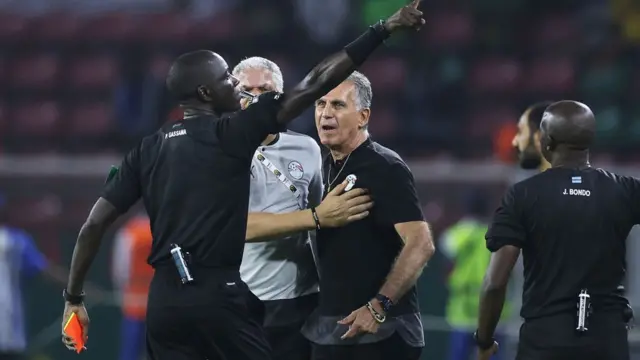 Carlos Quieroz collect red card