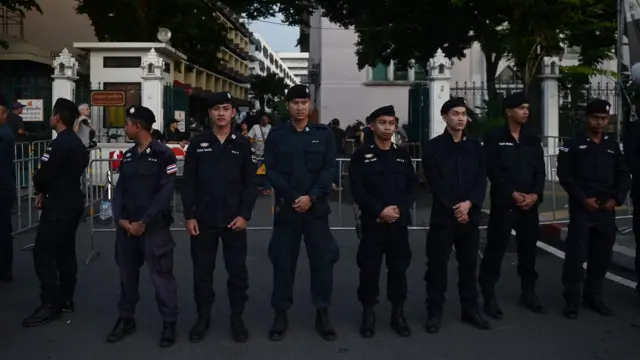 ตำรวจยืนเรียงแถวประตูมธ.