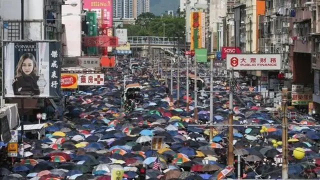 हॉन्ग कॉन्ग: रोक के बावजूद हज़ारों लोग सड़कों पर उतरे