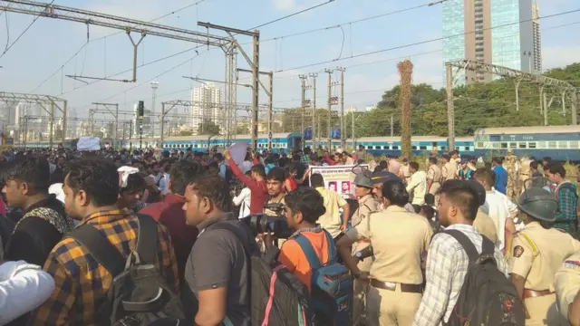 મુંબઈમાં દેખાવો કરી રહેલા વિદ્યાર્થીઓ