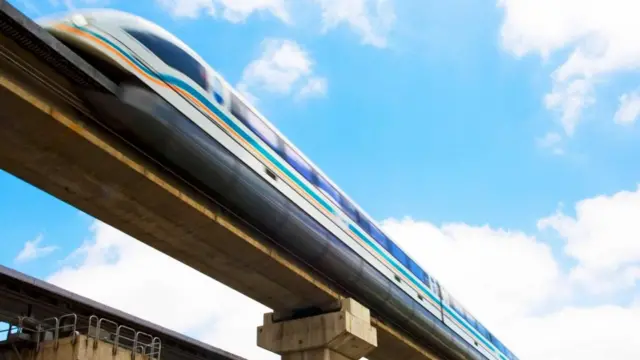 El tren sobre rieles aéreos