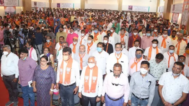 સુરતમાં મહાનગરપાલિકાની વિકાસગાથાની પુસ્તિકાના વિમોચન સમયે ભાજપનેતા