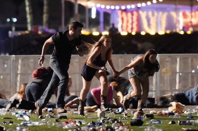 Люди ищут укрытия во время стрельбы в Лас-Вегасе