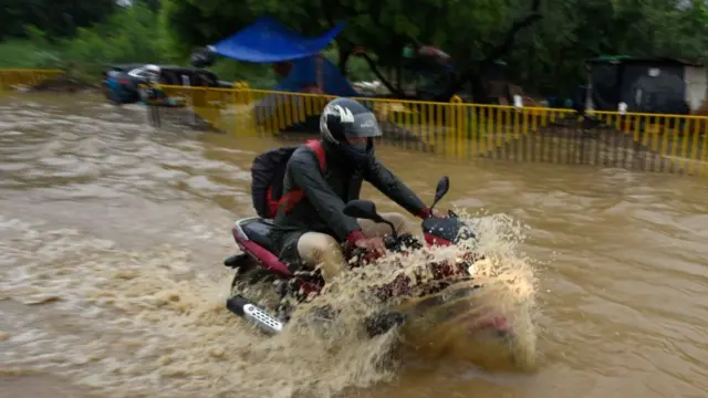 мотоциклист в воде в гурагоне
