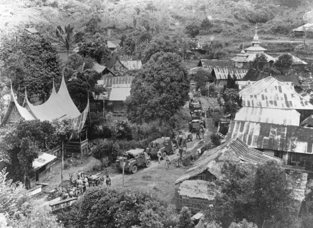 Rombongan Tentara Belanda iring-iringan di Sumatera Barat, 1949.