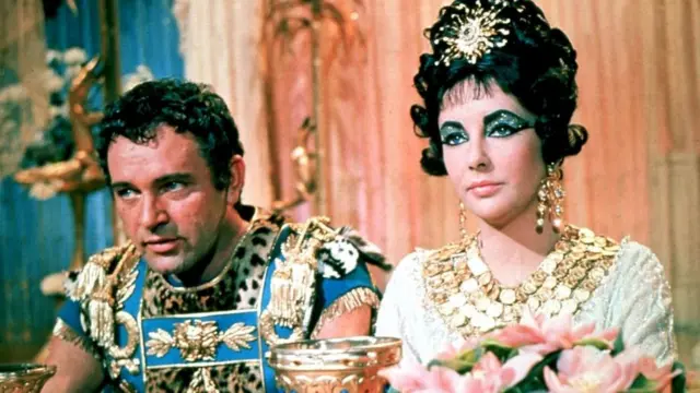 النجمة إليزابيث تيلور في دور كليوباترا في الفيلم الشهير الذي انتج في 1963