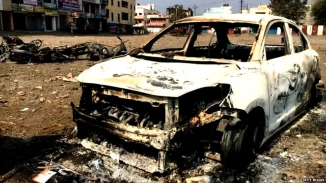 भीमा कोरेगांव में हुई हिंसा के बाद का एक दृश्य