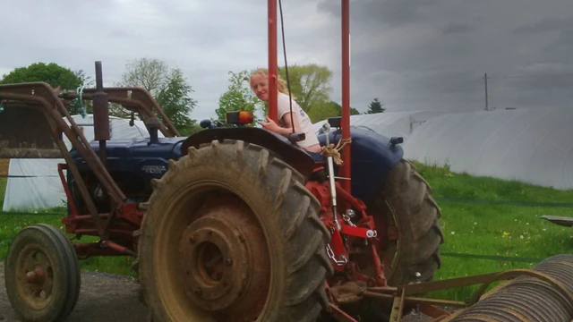 سيدة تقود جرارا زراعيا