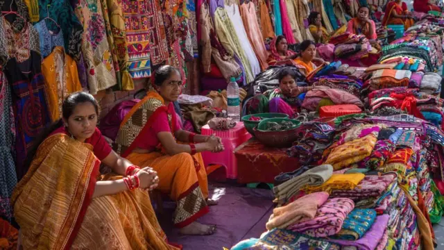 વેચાણ કરી રહેલાં મહિલાઓની તસવીર