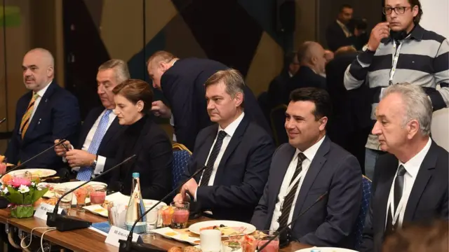 Radni doručak: S leva na desno: Predsednik Albanije Edi Rama, predsednik Crne Gore Milo Đukanović, premijerka Srbije Ana Brnabić , predsedavajući Veća ministara Denis Zdvizdić, premijer Severne Makedonije Zoran Zaev i ministar ekonomije BiH Mirko Šarović