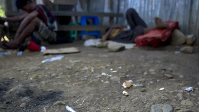 ဖားကန့်မြို့အဝင် ရွာထဲက လမ်းဘေးတစ်နေရာမှာ ဆေးသုံးပြီး မှိန်းနေကြသူတချို့ကို တွေ့ရပါတယ်။