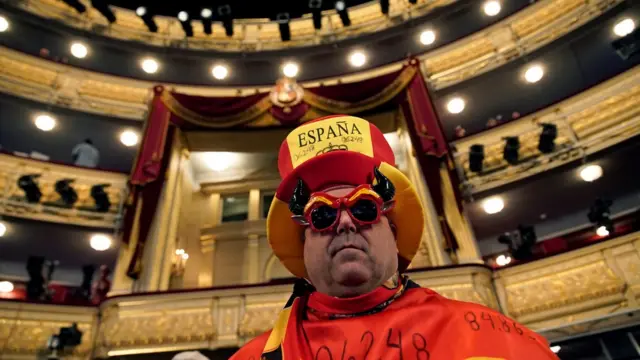 Un hombre disfrazado para presenciar el sorteo de El Gordo