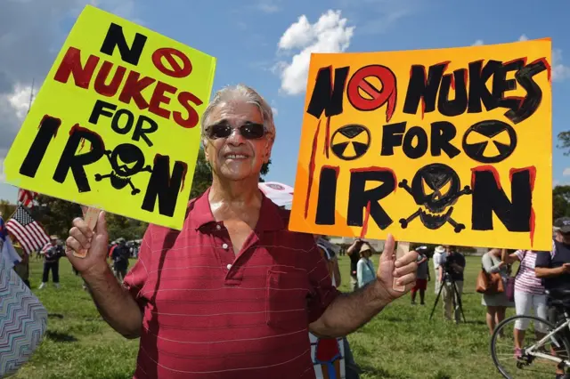 Manifestante en contra del acuerdo nuclear con Irán.
