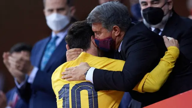 خوان لاپورتا، رئیس بارسلونا و لیونل مسی پس از پایان فینال جام حذفی ۲۰۲۱ اسپانیا