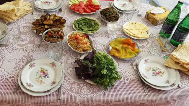 مائدة عامرة بألوان من الطعام النباتي