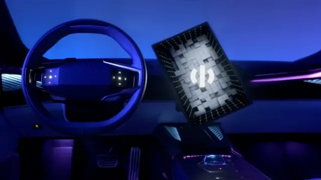 نمایشگر هایفای Z با کمک بازوی رباتیک حرکت میکند