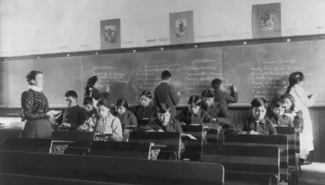Sala de aula na Escola Industrial Indígena de Carlisle, em 1901
