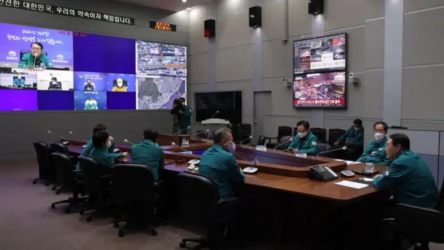 윤석열 대통령이 30일 오전 9시 50분 용산 대통령실 1층 브리핑룸에서 대국민담화문을 발표하고 있다