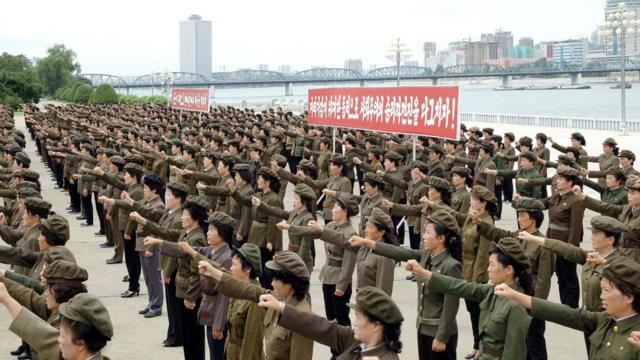 Manifestación de mujeres en Pyongyang contra los Estados Unidos