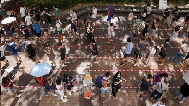 香港民主派早前举行初选，被建制阵营批评是令疫情加剧的原因，但港府卫生官员并没有指明有初选相关群组。