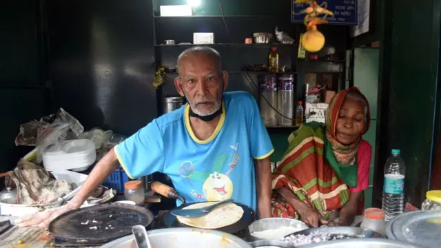બાબા કા ઢાબાના માલિક કાંતા પ્રસાદ અને એમના પત્ની