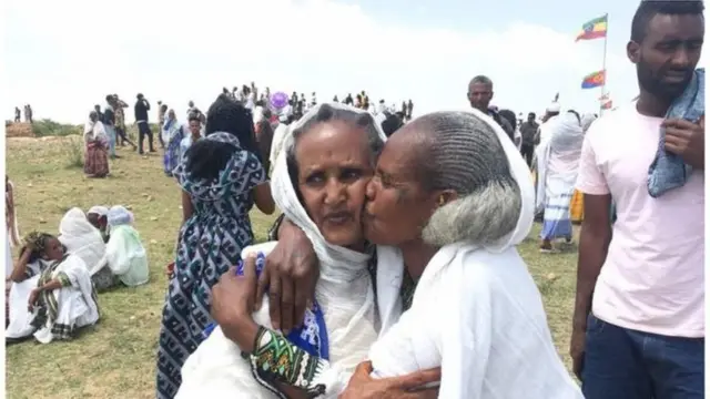 ክልተ ኣንስቲ እናተሰዓዓማ