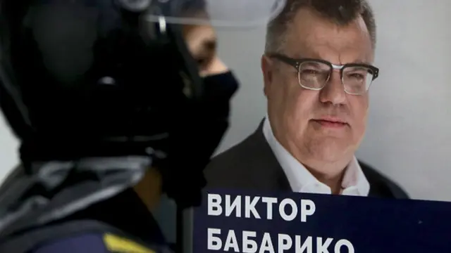 Плакат с Виктором Бабарико, фото осени 2020 года