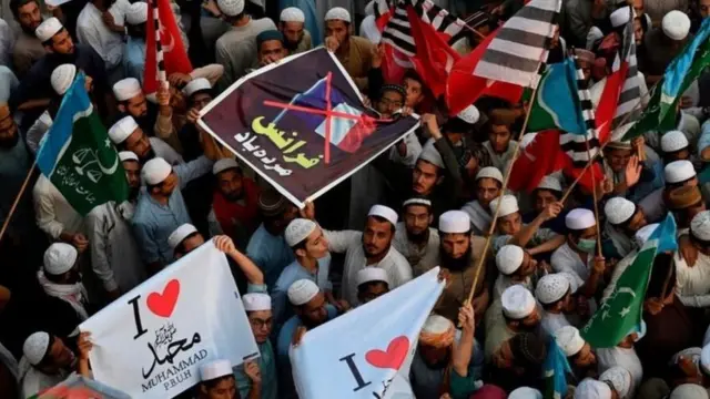 Dunida muslimka waxaa ka dhacay dibadbaxyo looga soo horjeedo Faransiiska