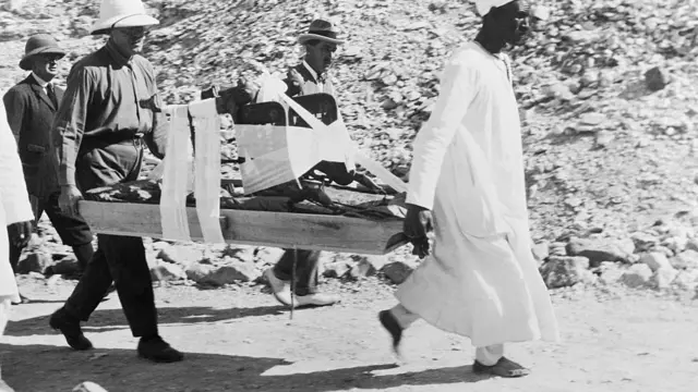 Carter supervisant le transfert d'un objet de la tombe de Toutankhamon.