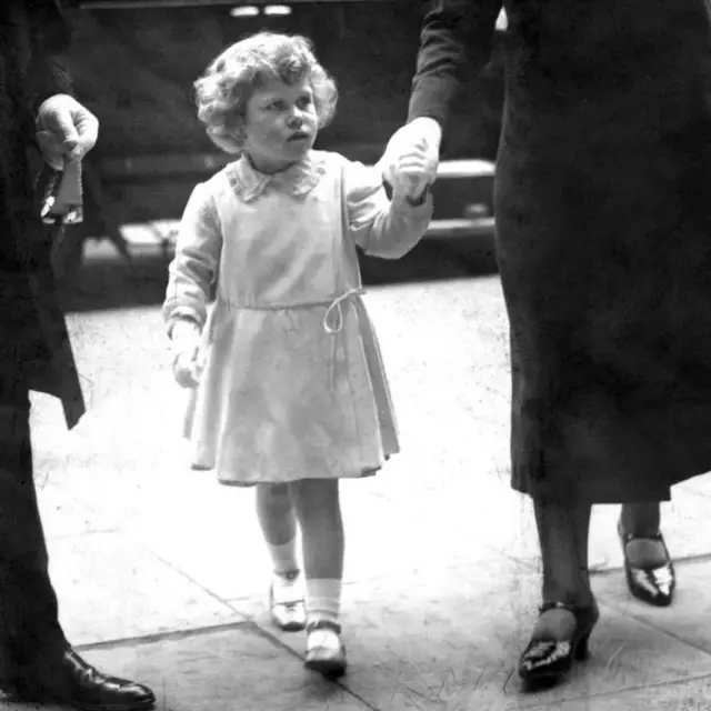 1930లో జరిగిన రాయల్ స్పోర్ట్స్ ఈవెంట్ 'ఒలింపియా'‌కు హాజరయ్యేందుకు వెళుతోన్న క్వీన్ ఎలిజబెత్ 2