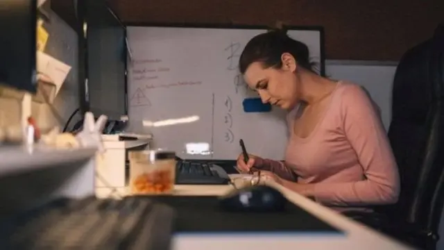 कंप्यूटर इस्तेमाल करती महिला