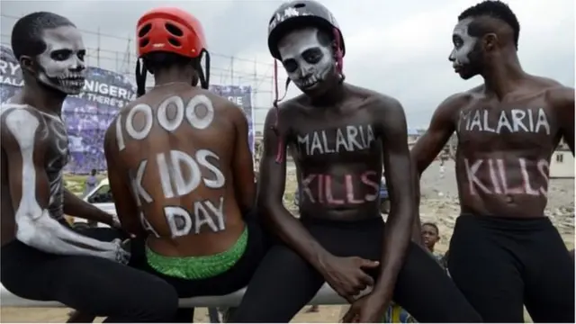 Des jeunes prenant part à une campagne de lutte contre le paludisme.