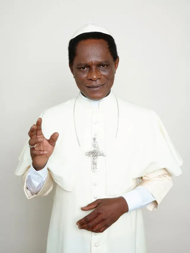 Quand un Africain dirigera-t-il le Vatican? Le Camerounais Samuel Fosso questionne la politique religieuse avec sa série sur un Pape Noir.