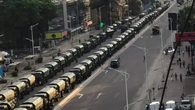 Urukurikirane rw'amakamyo ya gisirikare yanyuraga mu murwa mukuru Kinshasa ku wa mbere