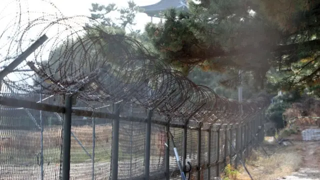 강원도 고성군 아야진 해변에 설치된 철책