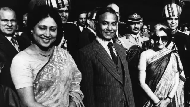 জিয়াউর রহমান স্ত্রী খালেদা জিয়াকে নিয়ে ভারত সফরে ১৯৮০ সালে। ডানে ভারতের তৎকালীন প্রধানমন্ত্রী ইন্দিরা গান্ধী