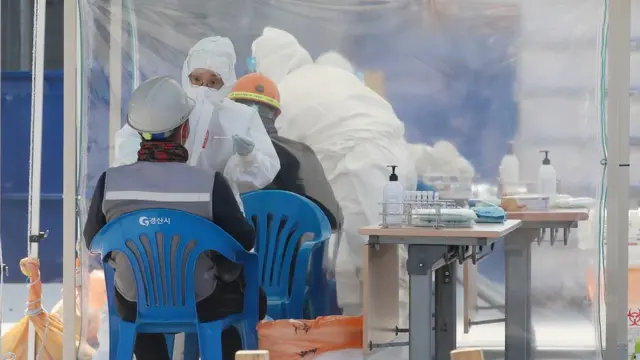 11일 경북 경산의 한 건설현장에서 외국인 근로자들이 코로나19 진단검사를 받고 있다