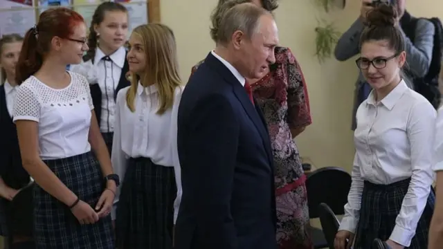 Владимир Путин со студентками