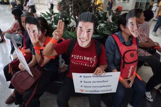 ผุ้สนับสนุนธนาธรที่ กกต 30 เม.ย.