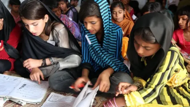 يقول بعض الخبراء إنه يتعين على الحكومة الباكستانية أن تولي اهتمامها لمعالجة المشكلات القائمة في منظومة التعليم، قبل التفكير في التوسع في استخدام التكنولوجيا في هذا القطاع