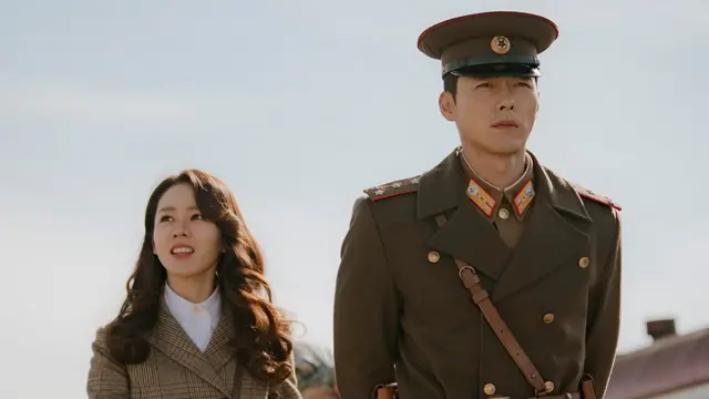 這部劇講述了一個韓國富二代女子和一名朝鮮軍官之間看似沒有說服力的愛情故事。